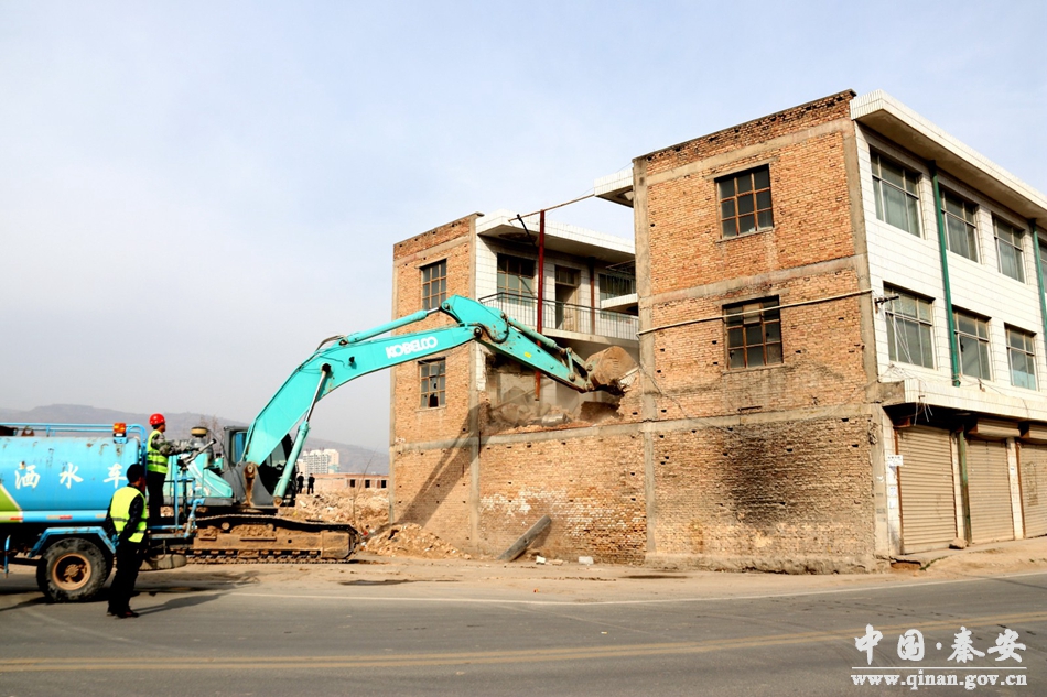秦安县多部门联合执法 依法拆除一处路障建筑物(图)