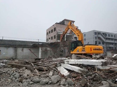 市区拆迁进行时 白鹿堡等建筑被拆，安全作业保障城市更新